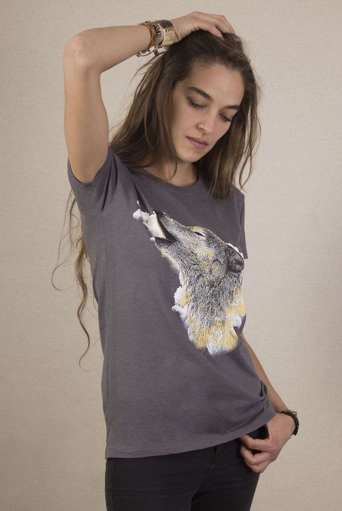 camiseta-ecologica-lobo-aullando-gris-sirem-wild