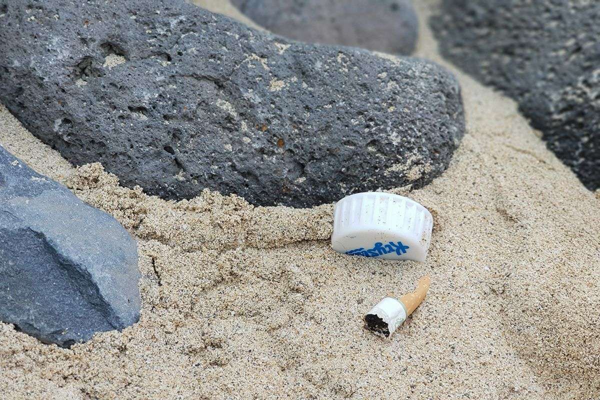 basura playa cigarro colilla-mar-Esquinzo Butihondo-fuerteventura